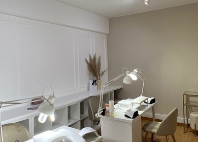 Espaço elegante de manicura no Stacy Costa Nails, Lisboa, Lisboa, PT, destacando mesas iluminadas e decoração moderna.