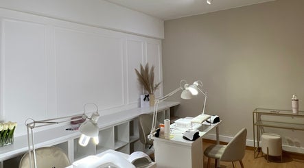 Espaço elegante de manicura no Stacy Costa Nails, Lisboa, Lisboa, PT, destacando mesas iluminadas e decoração moderna.