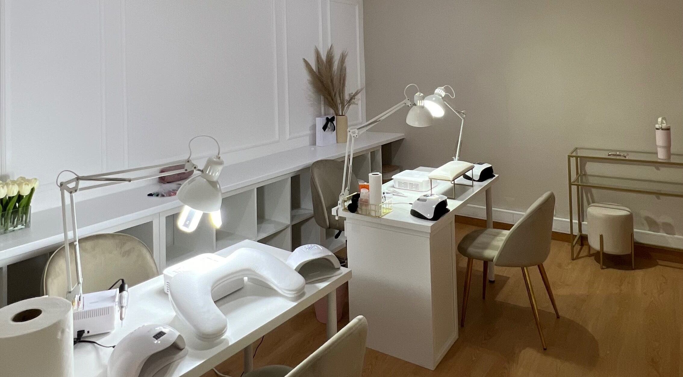 Estação de manicure moderna no Stacy Costa Nails, Lisboa, Lisboa, PT, com luz suave e decoração minimalista.