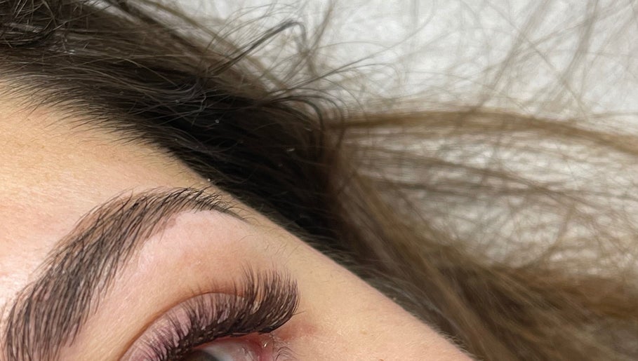 Close-up of elegant eyelash extensions at poshlashes.london, London, England, GB for a refined look.