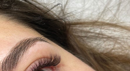 Close-up of elegant eyelash extensions at poshlashes.london, London, England, GB for a refined look.
