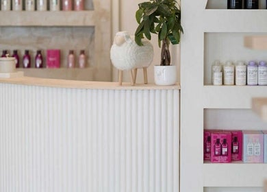 Reception desk at Esthétique & laser Elizabeth Lambert, Mascouche, Québec, CA with elegant decor and products.