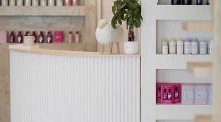 Reception desk at Esthétique & laser Elizabeth Lambert, Mascouche, Québec, CA with elegant decor and products.