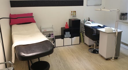 TherapiesFirst - beauty & massage Swansea billede 2