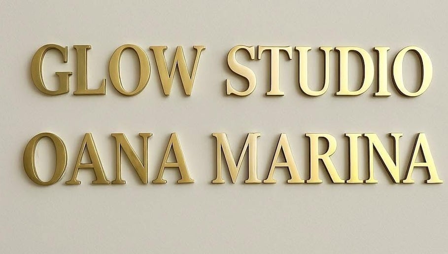 GlowStudio.OanaMarina golden sign in Abingdon, England, GB reflecting luxury and elegance.