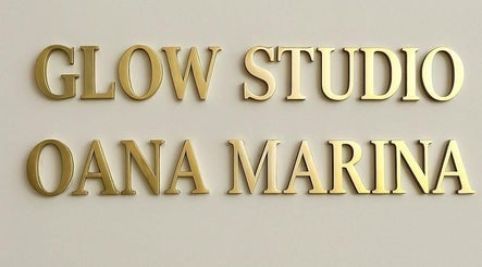 GlowStudio.OanaMarina golden sign in Abingdon, England, GB reflecting luxury and elegance.
