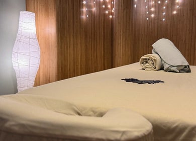 Masážní místnost v Masáže Plzeň - Eliška Mášková, Plzeň, Plzeňský Kraj, CZ osvětlená jemnými světly.