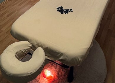 Relaxujte na masážním stole v Masáže Plzeň - Eliška Mášková, Plzeňský Kraj, CZ. Klidné prostředí pro relaxaci.