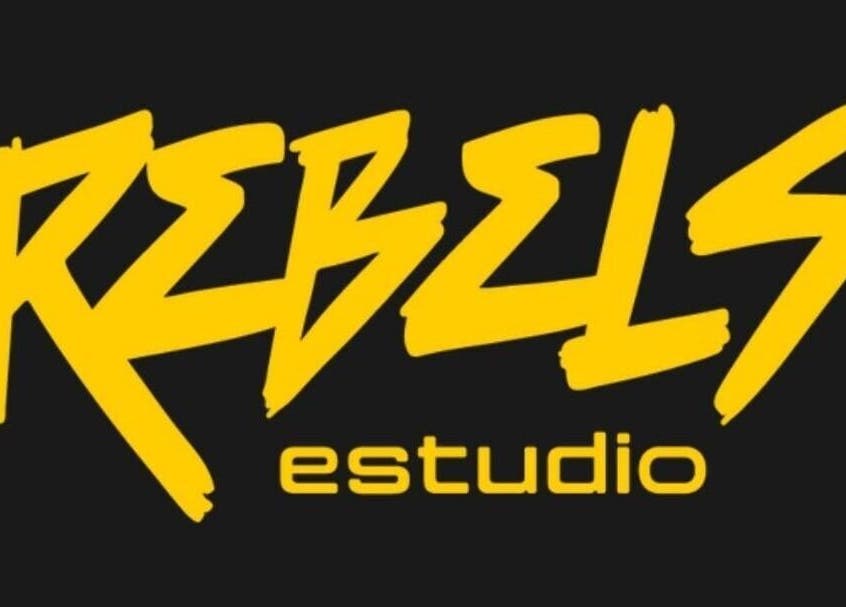 Logotipo de Rebels estudio, Mar Del Plata, Provincia De Buenos Aires, AR, sobre fondo negro.