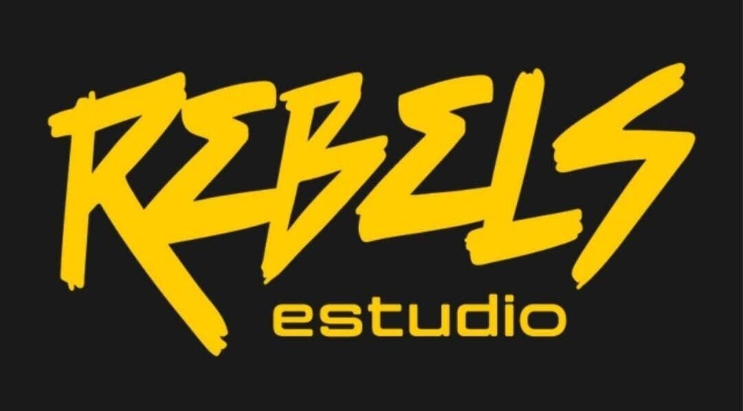 Logotipo de Rebels estudio, Mar Del Plata, Provincia De Buenos Aires, AR, sobre fondo negro.