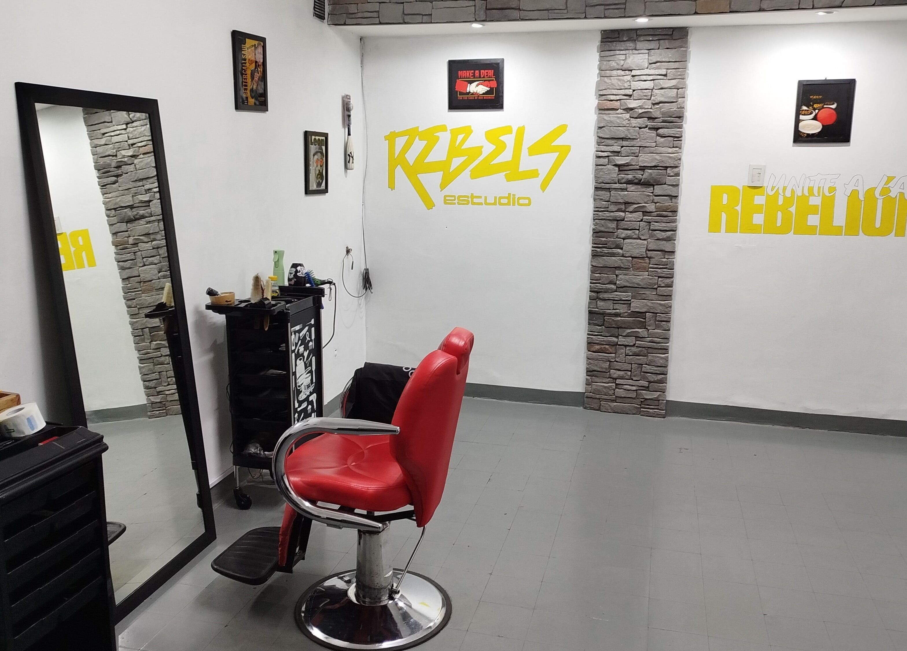 Salón moderno en Rebels estudio, Mar Del Plata, Provincia De Buenos Aires, AR con silla roja y espejo grande.