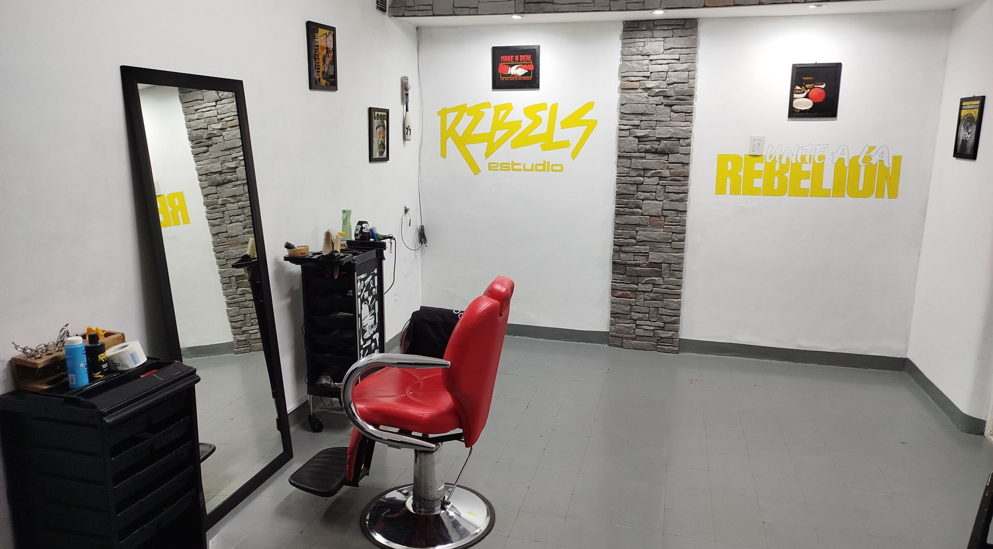 Salón moderno en Rebels estudio, Mar Del Plata, Provincia De Buenos Aires, AR con silla roja y espejo grande.