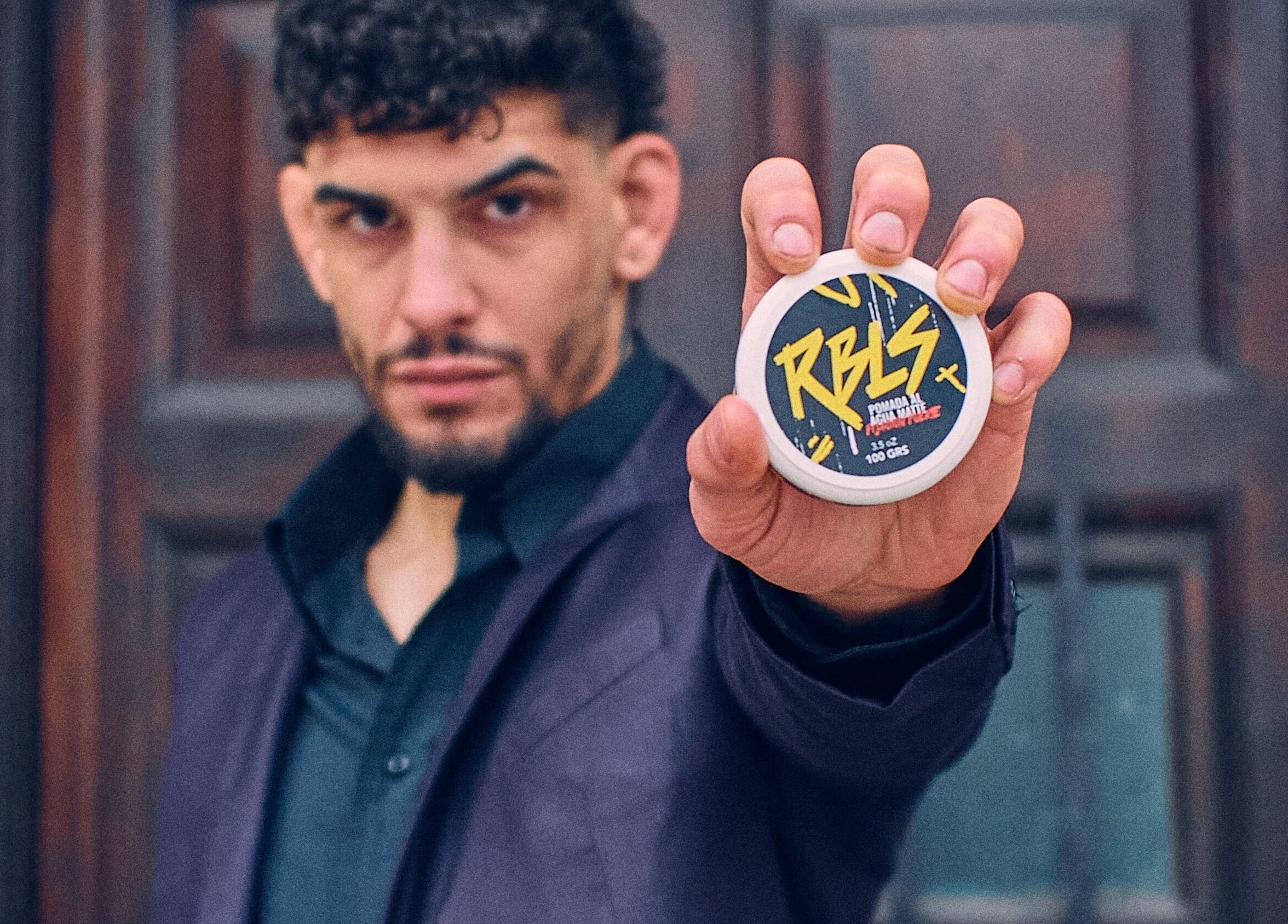 Hombre sosteniendo pomada RBS en Rebels estudio, Mar Del Plata, Provincia De Buenos Aires, AR.