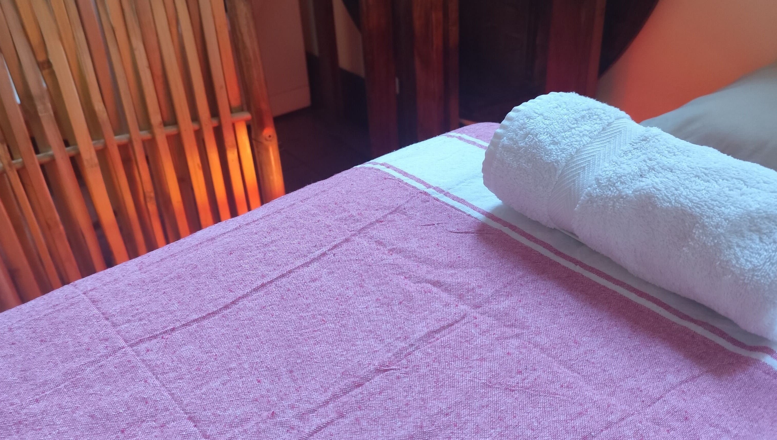 Toalla blanca sobre mesa de masaje en Kobido & Ayurvedic, Madrid, Comunidad De Madrid, ES.