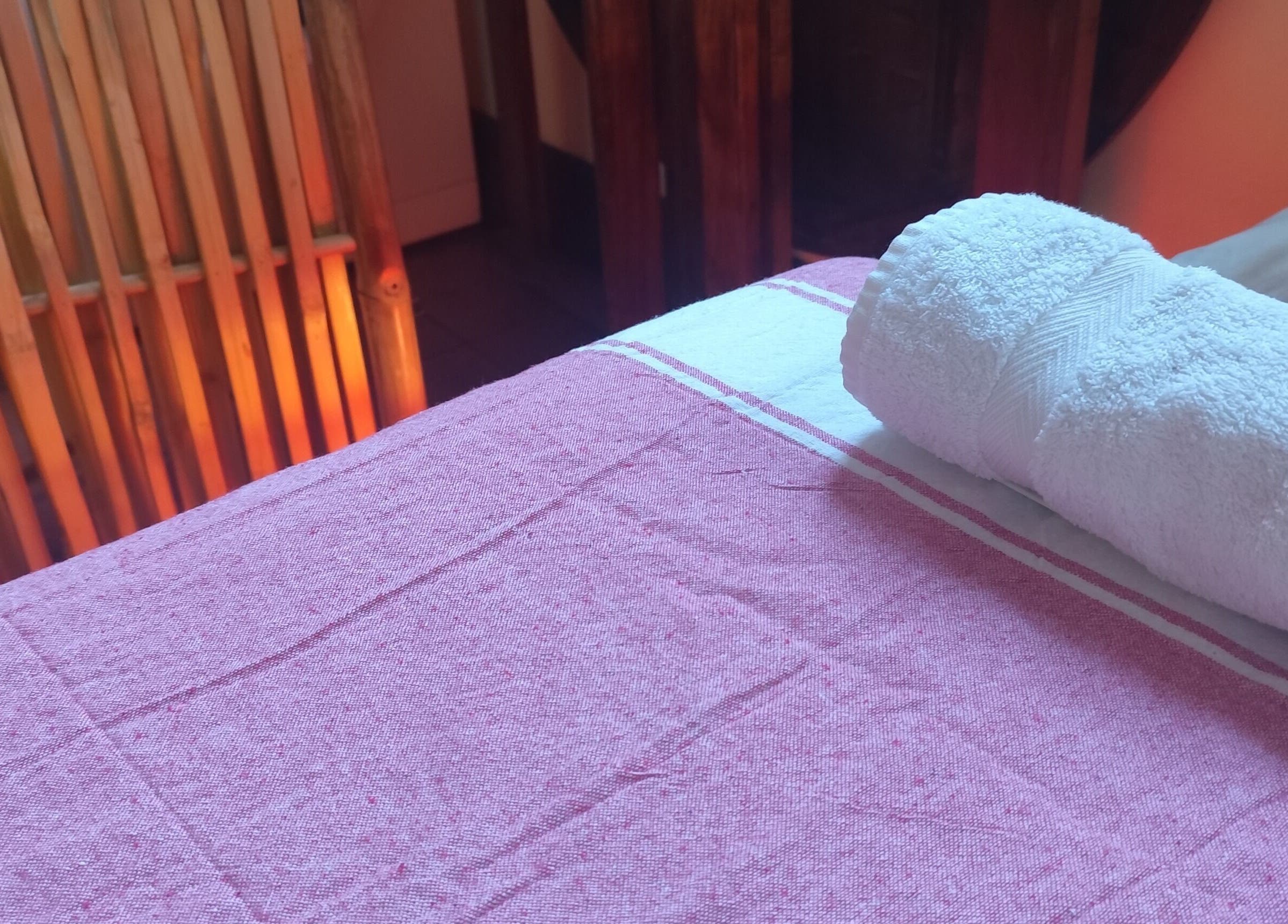 Toalla blanca sobre mesa de masaje en Kobido & Ayurvedic, Madrid, Comunidad De Madrid, ES.