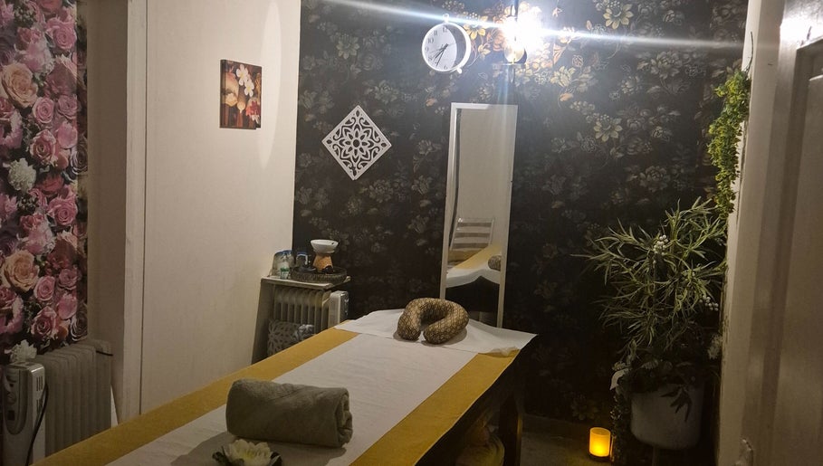 ห้องบำบัดผ่อนคลายที่ Thai Stlys massage, Cork, County Cork, IE พร้อมเตียงนวดและตกแต่งดอกไม้