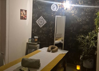 ห้องบำบัดผ่อนคลายที่ Thai Stlys massage, Cork, County Cork, IE พร้อมเตียงนวดและตกแต่งดอกไม้