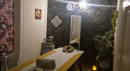 ห้องบำบัดผ่อนคลายที่ Thai Stlys massage, Cork, County Cork, IE พร้อมเตียงนวดและตกแต่งดอกไม้
