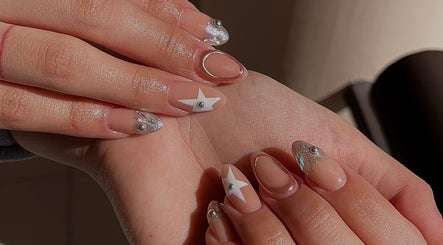 Artistic nail design with stars at Ju Nail Studio, Hermosillo, Sonora, MX. Glitter and star accents featured.