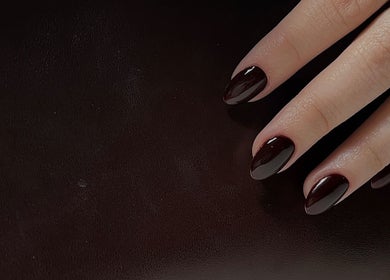 Elegant maroon manicured nails at Ju Nail Studio, Hermosillo, Sonora, MX.