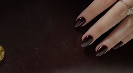 Elegant maroon manicured nails at Ju Nail Studio, Hermosillo, Sonora, MX.