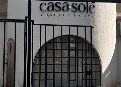 View of an elegant, white facade at Ju Nail Studio, Hermosillo, Sonora, MX.