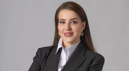 Professional at Contourista London - Mobile Services in London, England, GB showcasing beauty expertise.