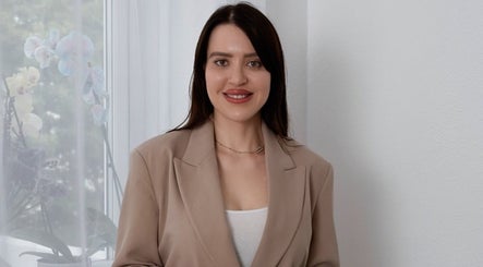 Professional at Contourista London - Mobile Services in London, England, GB, showcasing a welcoming ambiance.