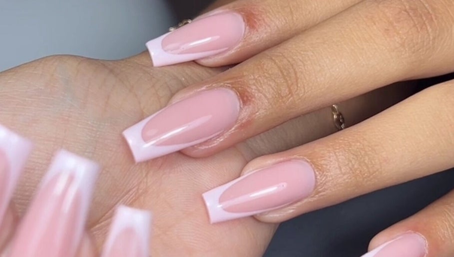 Manucure rose élégante chez By Rance à Paris, Île-de-France, FR, offrant un soin exceptionnel.