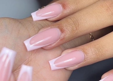 Manucure rose élégante chez By Rance à Paris, Île-de-France, FR, offrant un soin exceptionnel.