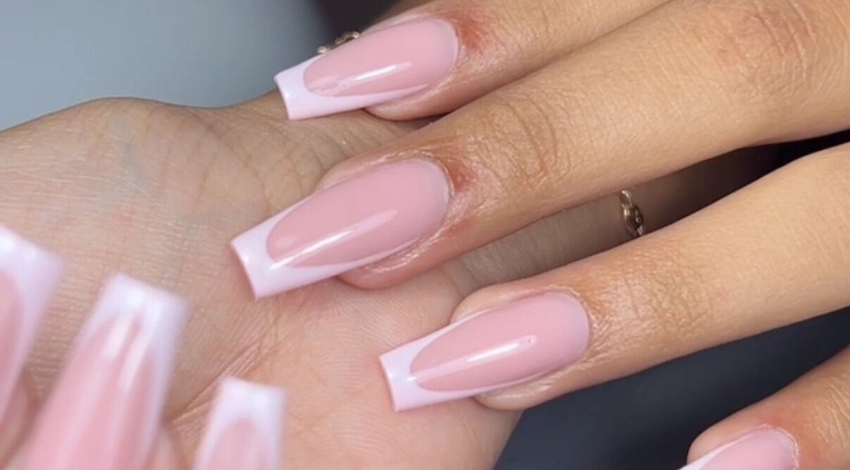 Manucure rose élégante chez By Rance à Paris, Île-de-France, FR, offrant un soin exceptionnel.