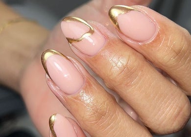 Ongles roses avec pointe dorée chez By Rance, Paris, Île-de-France, FR. Esthétique et élégance.