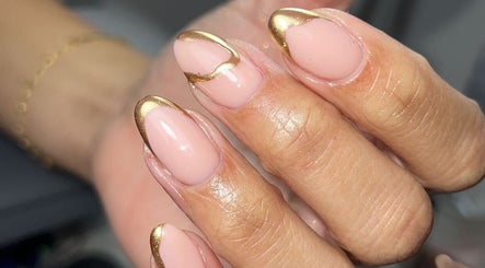 Ongles roses avec pointe dorée chez By Rance, Paris, Île-de-France, FR. Esthétique et élégance.