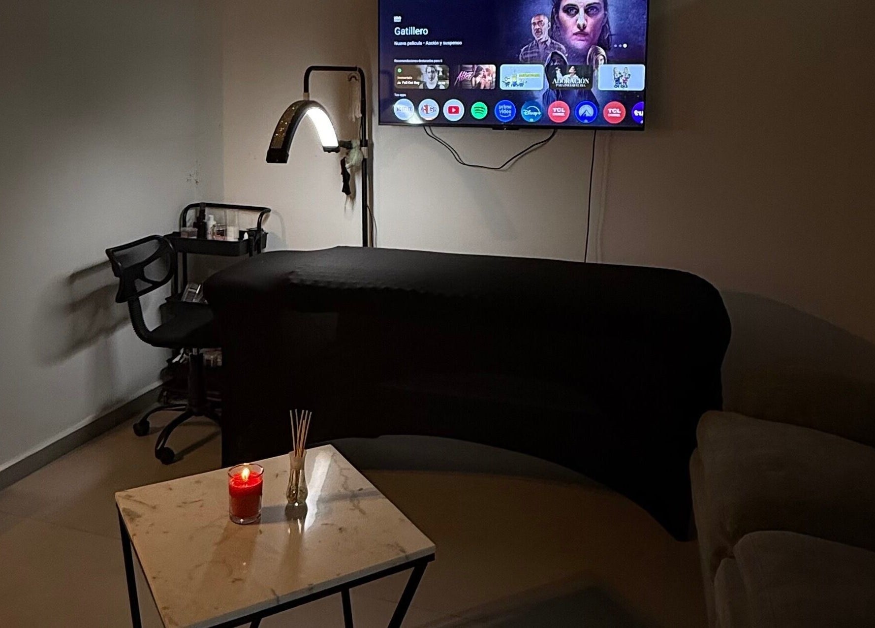 Cozy wellness room at Fernanda Martínez, Ciudad Del Carmen, Campeche, MX with a lit candle and soft lighting.