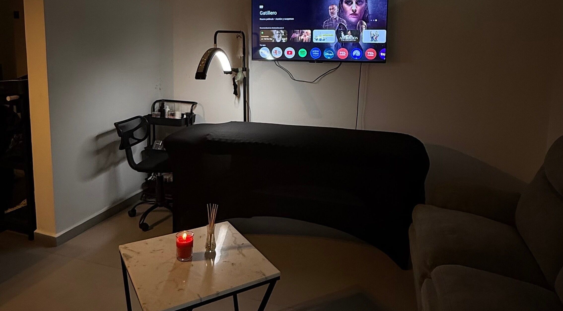 Cozy wellness room at Fernanda Martínez, Ciudad Del Carmen, Campeche, MX with a lit candle and soft lighting.