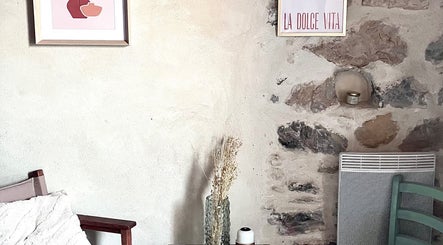 Coin confortable chez Éclat d’âme: bien-être, Vinezac, Auvergne-rhône-alpes, FR. Ambiance chaleureuse.