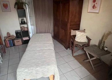 Espace détente chez Éclat d’âme: bien-être, Vinezac, Auvergne-rhône-alpes, FR. Intérieur chaleureux et accueillant.