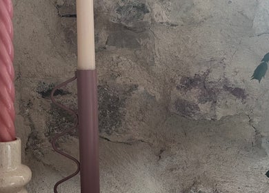 Ambiance douce à Éclat d’âme: bien-être, Vinezac, Auvergne-rhône-alpes, FR. Bougies sur fond de mur pierre.