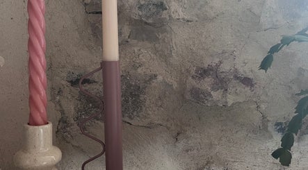 Ambiance douce à Éclat d’âme: bien-être, Vinezac, Auvergne-rhône-alpes, FR. Bougies sur fond de mur pierre.