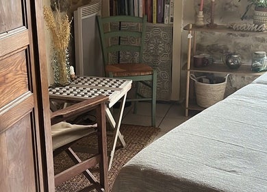 Éclat d’âme: bien-être à Vinezac, Auvergne-rhône-alpes, FR. Intérieur chaleureux avec mobilier rustique.