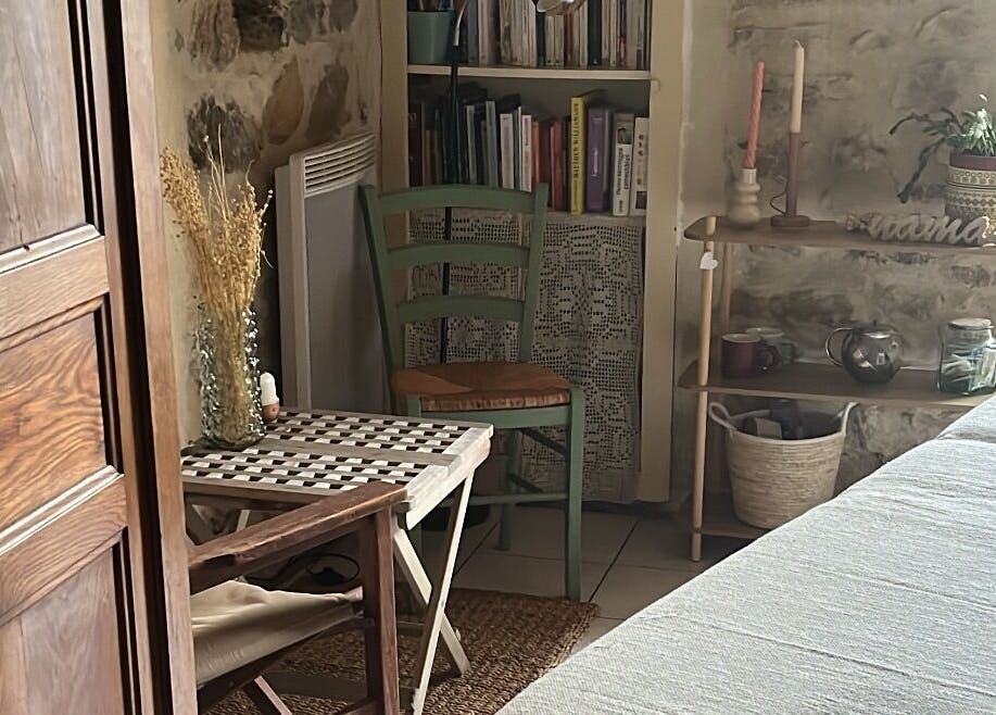 Coin détente rustique à Éclat d’âme: bien-être, Vinezac, Auvergne-rhône-alpes, FR. Ambiance chaleureuse et accueillante.