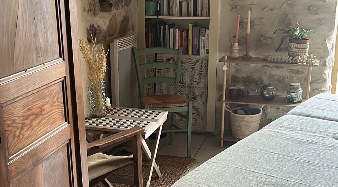 Coin détente rustique à Éclat d’âme: bien-être, Vinezac, Auvergne-rhône-alpes, FR. Ambiance chaleureuse et accueillante.