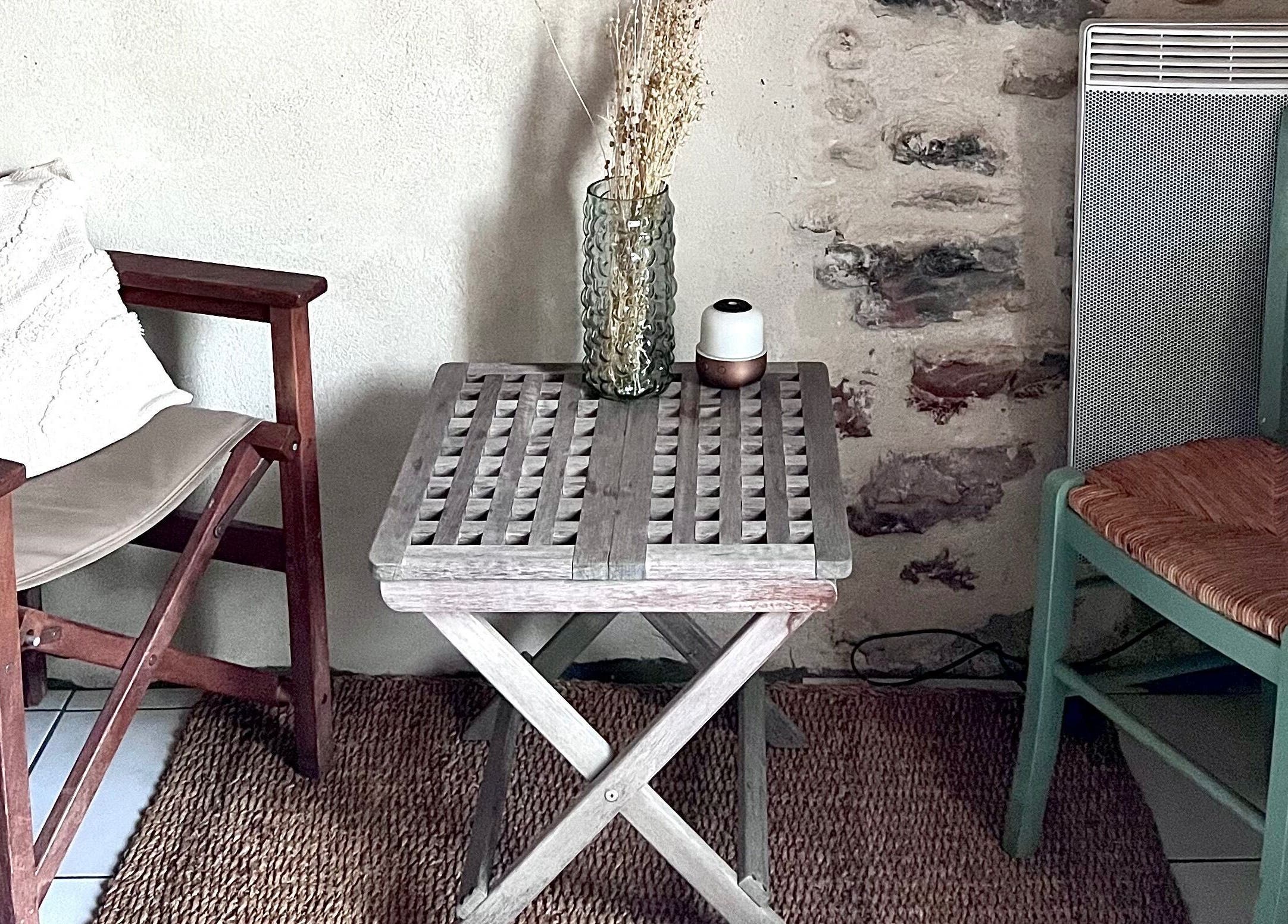 Coin détente accueillant à Éclat d’âme: bien-être, Vinezac, Auvergne-rhône-alpes, FR avec chaises et table.