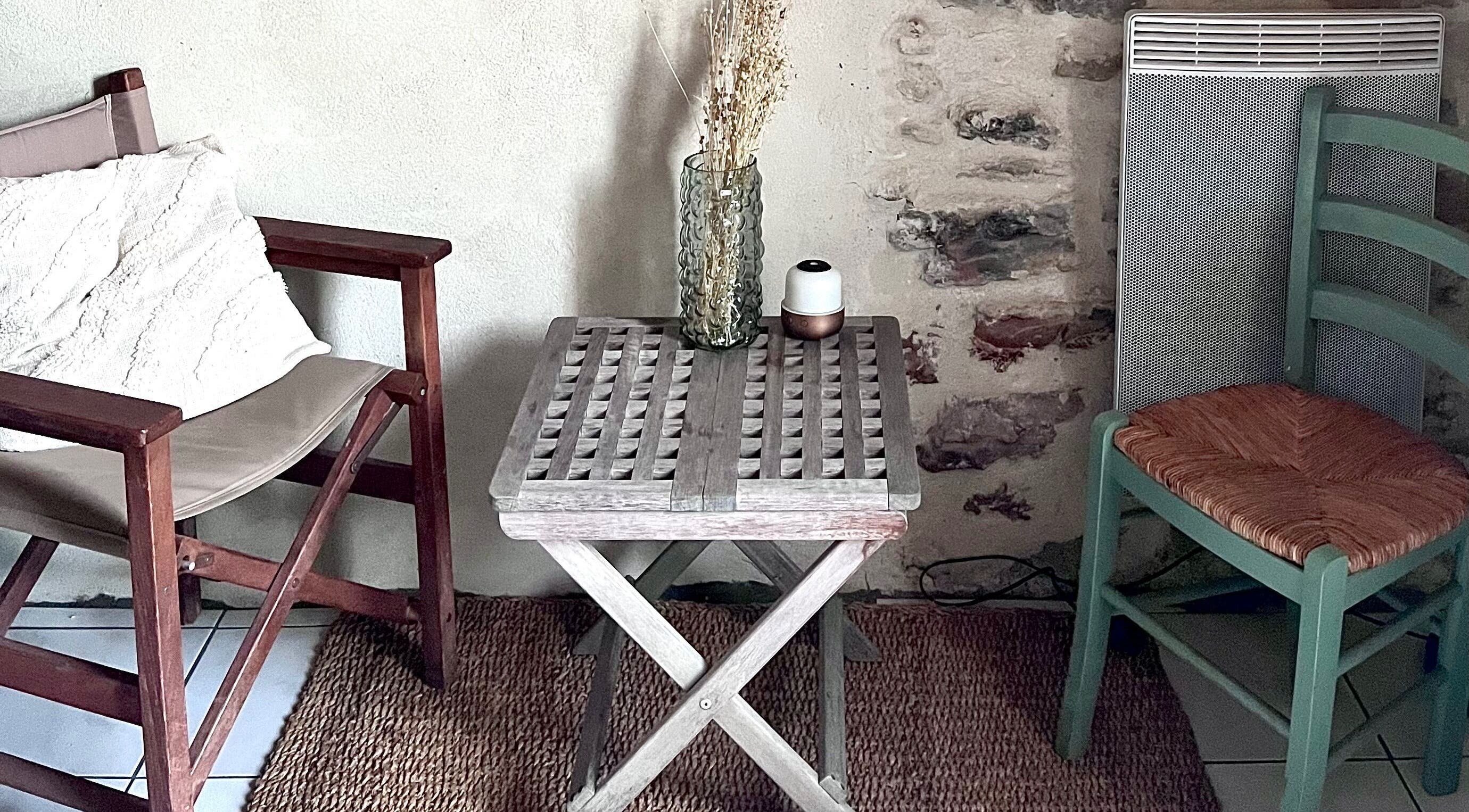 Coin détente accueillant à Éclat d’âme: bien-être, Vinezac, Auvergne-rhône-alpes, FR avec chaises et table.