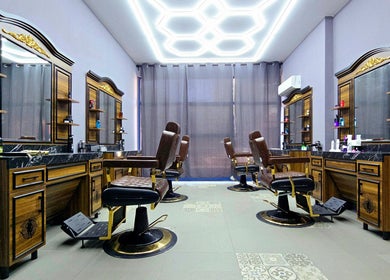 Интериор на модерен салон в БАНАНА БРАДЪРС ЕООД, София, Област София, BG с комфортни кресла и огледала.