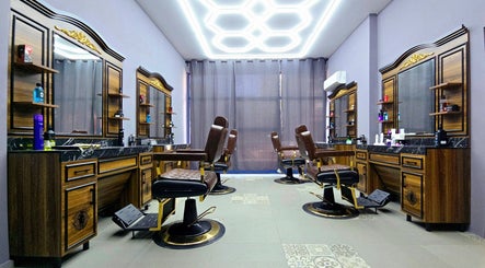 Интериор на модерен салон в БАНАНА БРАДЪРС ЕООД, София, Област София, BG с комфортни кресла и огледала.