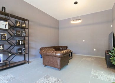 Лоундж зона с кафяв диван в БАНАНА БРАДЪРС ЕООД, София, Област София, BG.