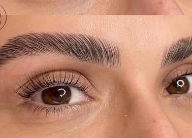 Close-up de sobrancelhas bem cuidadas no AB Beauty - Amanda Butturini Beauty, Sabadell, Catalunya, ES.