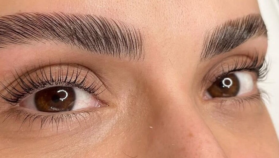Detalle de cejas impecables en AB Beauty - Amanda Butturini Beauty, Sabadell, Catalunya, ES.