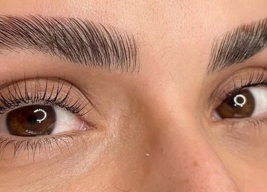 Detalle de cejas impecables en AB Beauty - Amanda Butturini Beauty, Sabadell, Catalunya, ES.